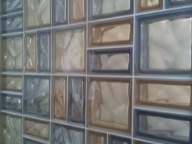 бесцветные и цветные стены и перегородки из стеклоблоков